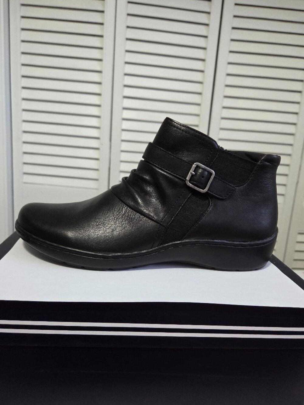 Clarks Women's 9 W Black Leather Cora Rouched Ankle Zip Comfort Booties Support
